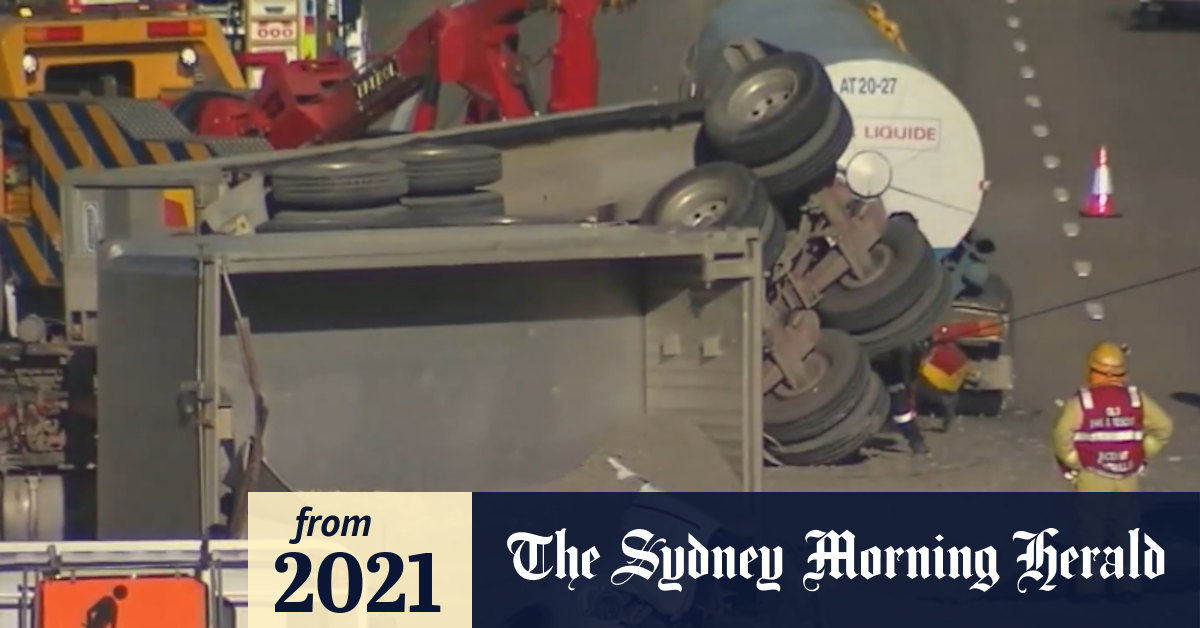 Video Truck rollover on M1 causes traffic chaos